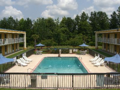 Best Western of Walterboro - Large Olympic Size Swimming Pool.