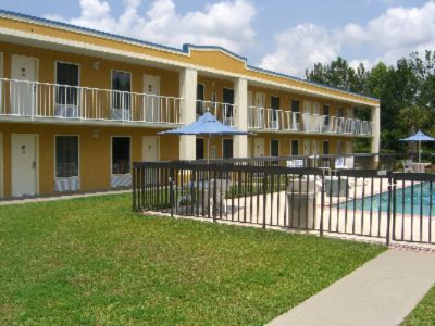 Best Western of Walterboro - Quiet And Beautifully Landscaped Courtyard.