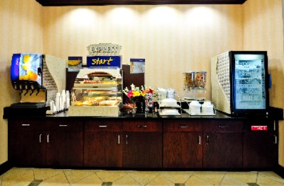 Holiday Inn Express Syracuse Airport - Complimentary Hot Breakfast
