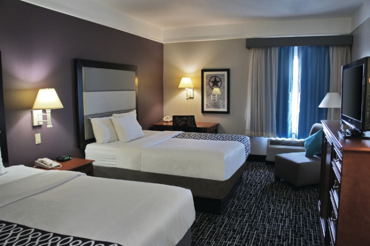 La Quinta Inn & Suites - 2 Queen-sized Beds Make It Possible To Have The Whole Family In One Room
