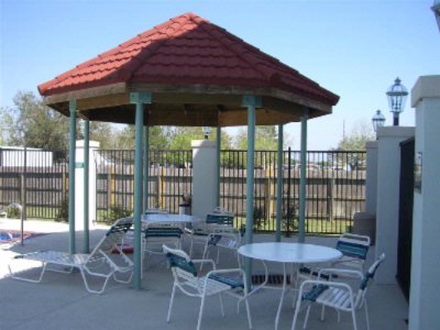 La Quinta Inn & Suites - Enjoy The Sunshine On The Poolside Patio