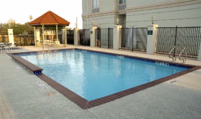 La Quinta Inn & Suites - You Can Take A Dip In The Outdoor Pool...