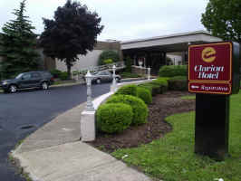 Clarion Hotel Mckinleys Conference Center - Front Entrance