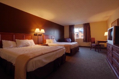 Clubhouse Inn & Suites - Court Yard