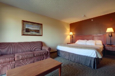 Clubhouse Inn & Suites - Standard King