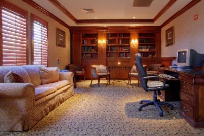 Clubhouse Inn & Suites - Two Room King Suite - Bar Area