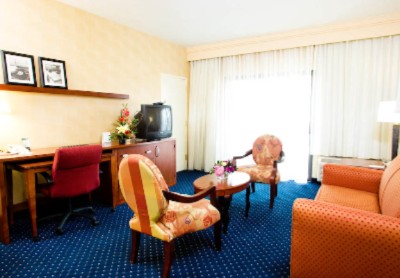 Courtyard by Marriott - Suite Living Room