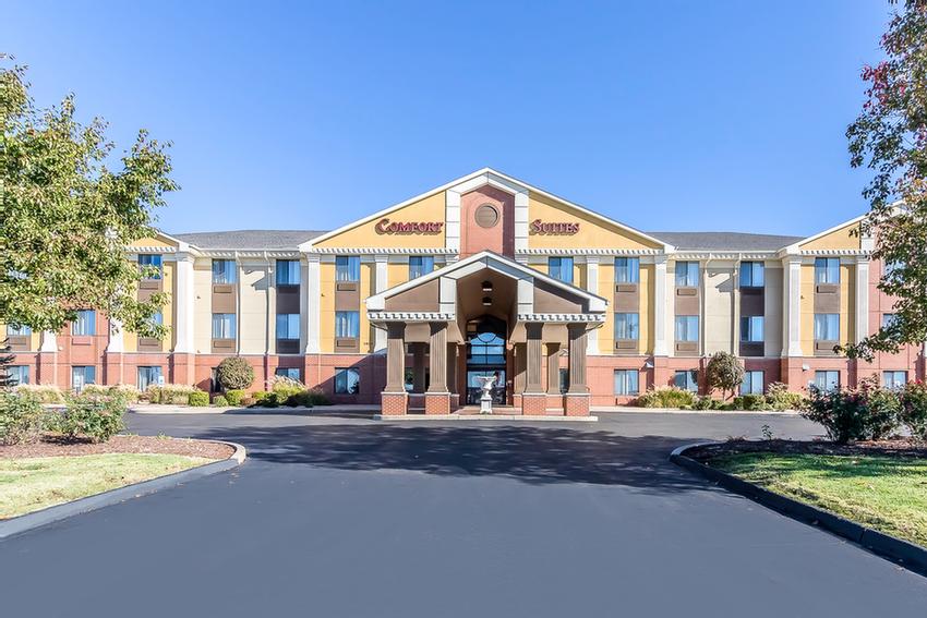 St. Charles Comfort Suites - Lobby And Front Desk