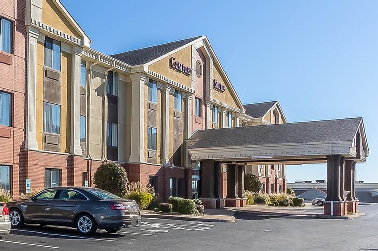 St. Charles Comfort Suites - Spacious King Suite