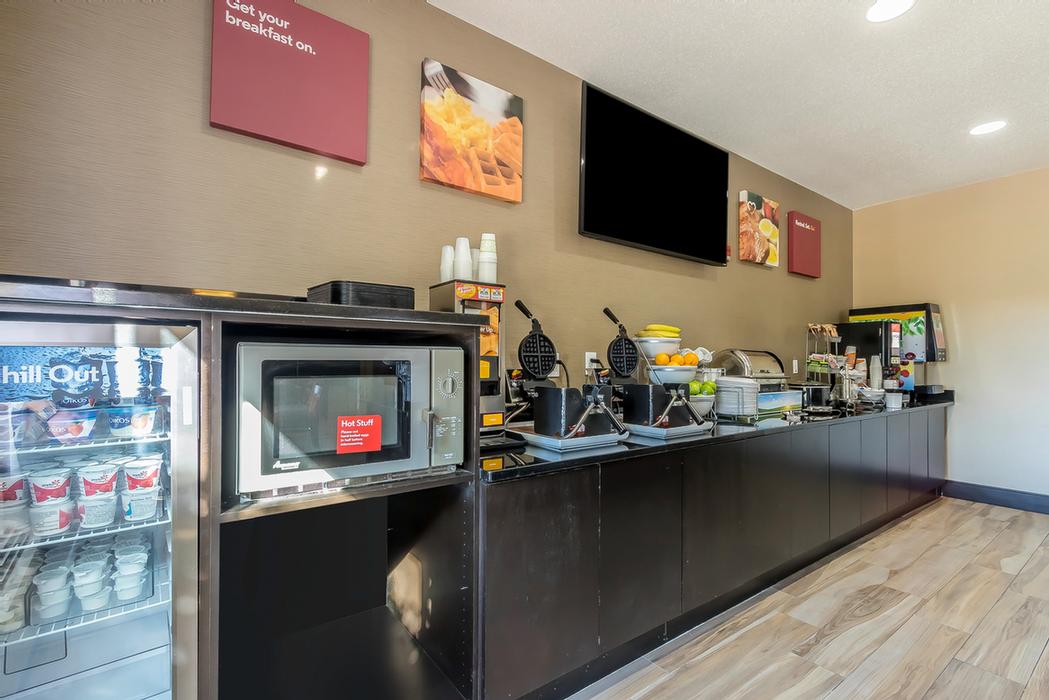 St. Charles Comfort Suites - Breakfast Nook & Meeting Space