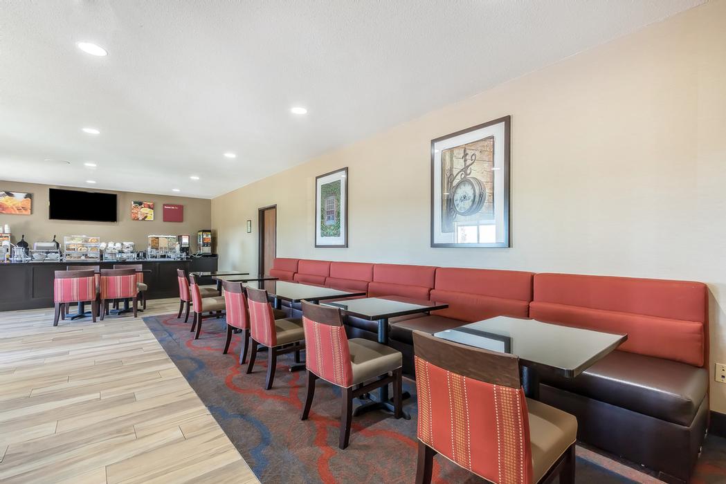 St. Charles Comfort Suites - Indoor Heated Pool
