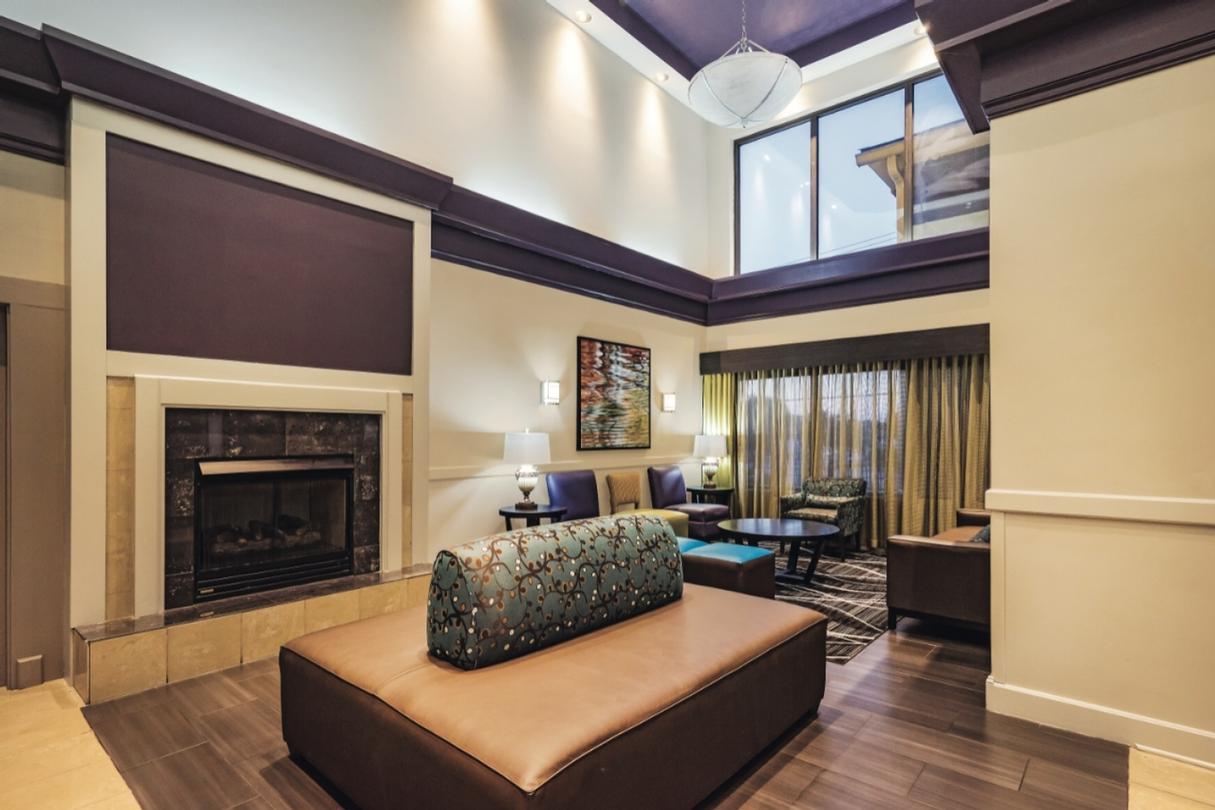 La Quinta Inn & Suites - La Quinta Hotel Memphis Sycamore View Hotel Lobby