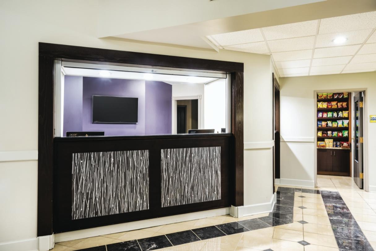 La Quinta Inn & Suites - La Quinta Hotel Memphis Sycamore View Hotel Lobby