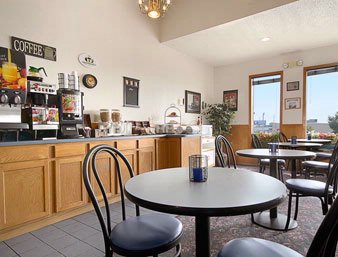 Clinton Iowa Super 8 Motel - Breakfast Area