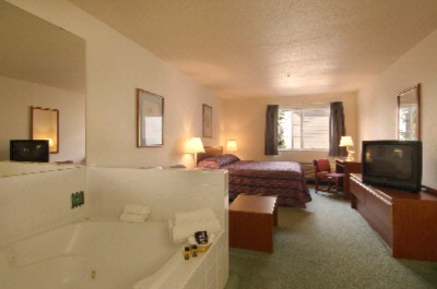 Travelodge Suites - King Jakuzi Room