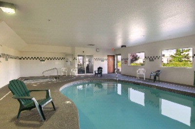 Travelodge Suites - Pool