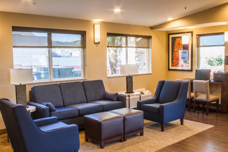 Roseburg Comfort Inn - Suite Sitting Room