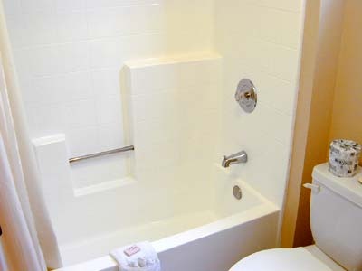 Ocean Inn - Our Shower/tub Combo Bathrooms Are Very Clean