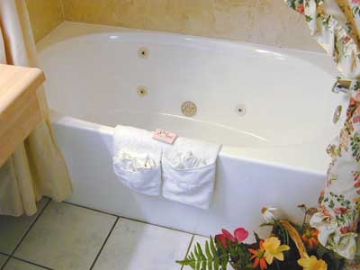 Ocean Inn - Our Jacuzzi Whirlpool Bath In Select Rooms Is Relaxing After A Long Day Of Activities