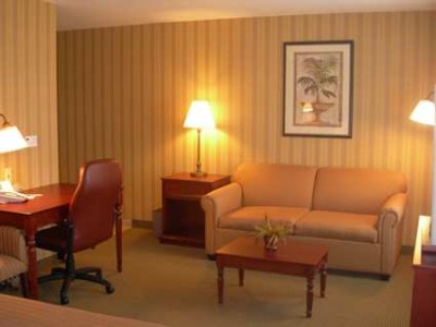 Hampton Inn & Suites - Suite Living Area