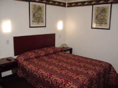 Red Carpet Inn - One King Size Bed Rooms