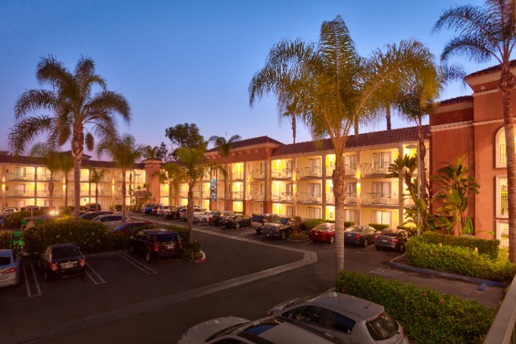 cortona-inn-suites-anaheim-resort-anaheim-ca-2029-south-harbor-92802