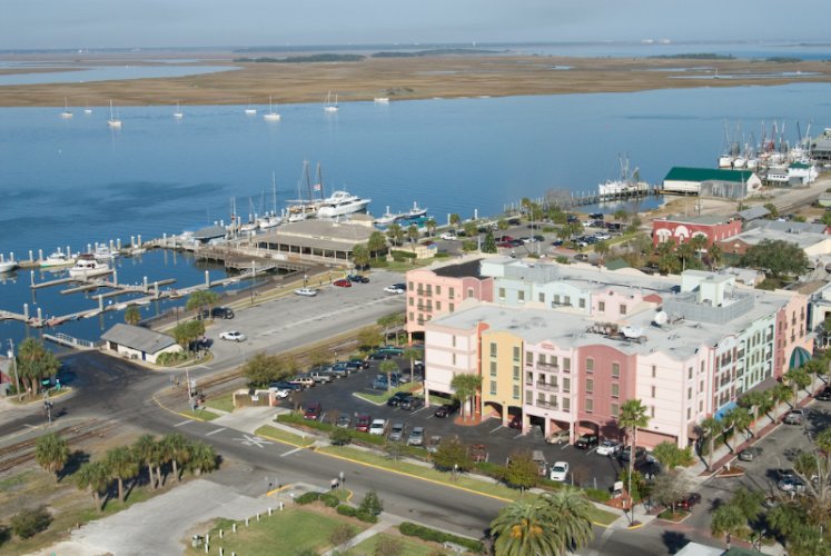 HAMPTON INN® AND SUITES AMELIA ISLAND HISTORIC HARBOR FRONT Fernandina Beach FL 19 South 2nd 32034