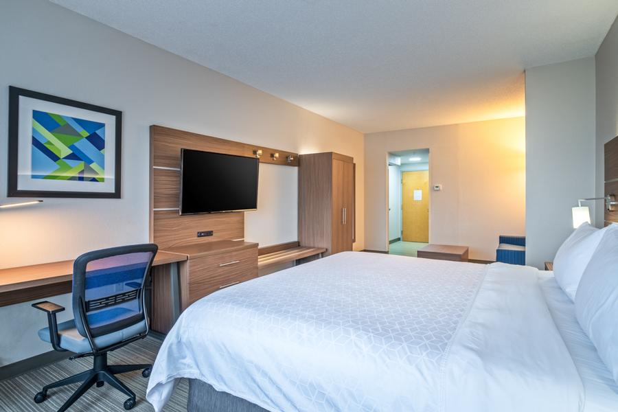 HOLIDAY INN EXPRESS® HOTEL & SUITES WOODBRIDGE Woodbridge VA 14030