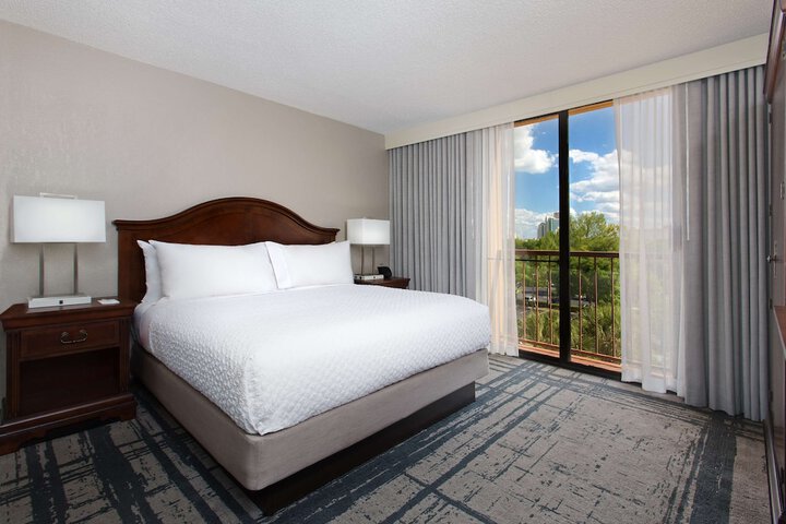 EMBASSY SUITES BY HILTON® ORLANDO INTERNATIONAL DRIVE ICON PARK