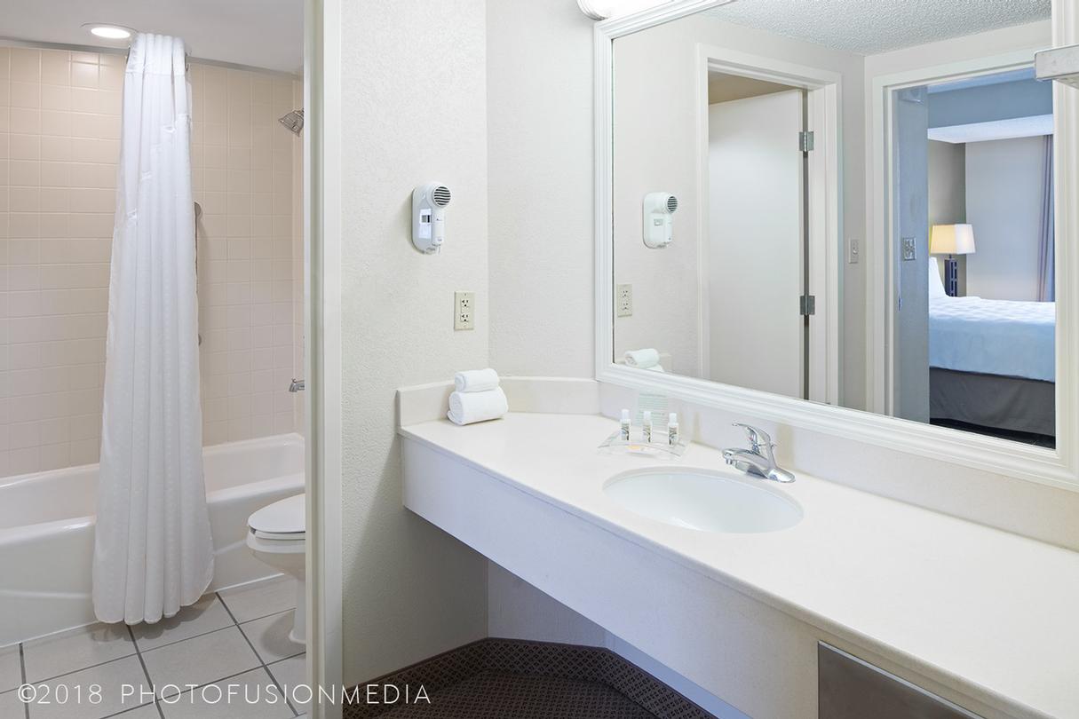 HOLIDAY INN® SUITES ACROSS FROM UNIVERSAL ORLANDO™ Orlando FL 5916