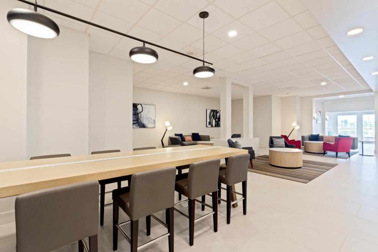 HOLIDAY INN® SUITES ACROSS FROM UNIVERSAL ORLANDO AN IHG HOTEL