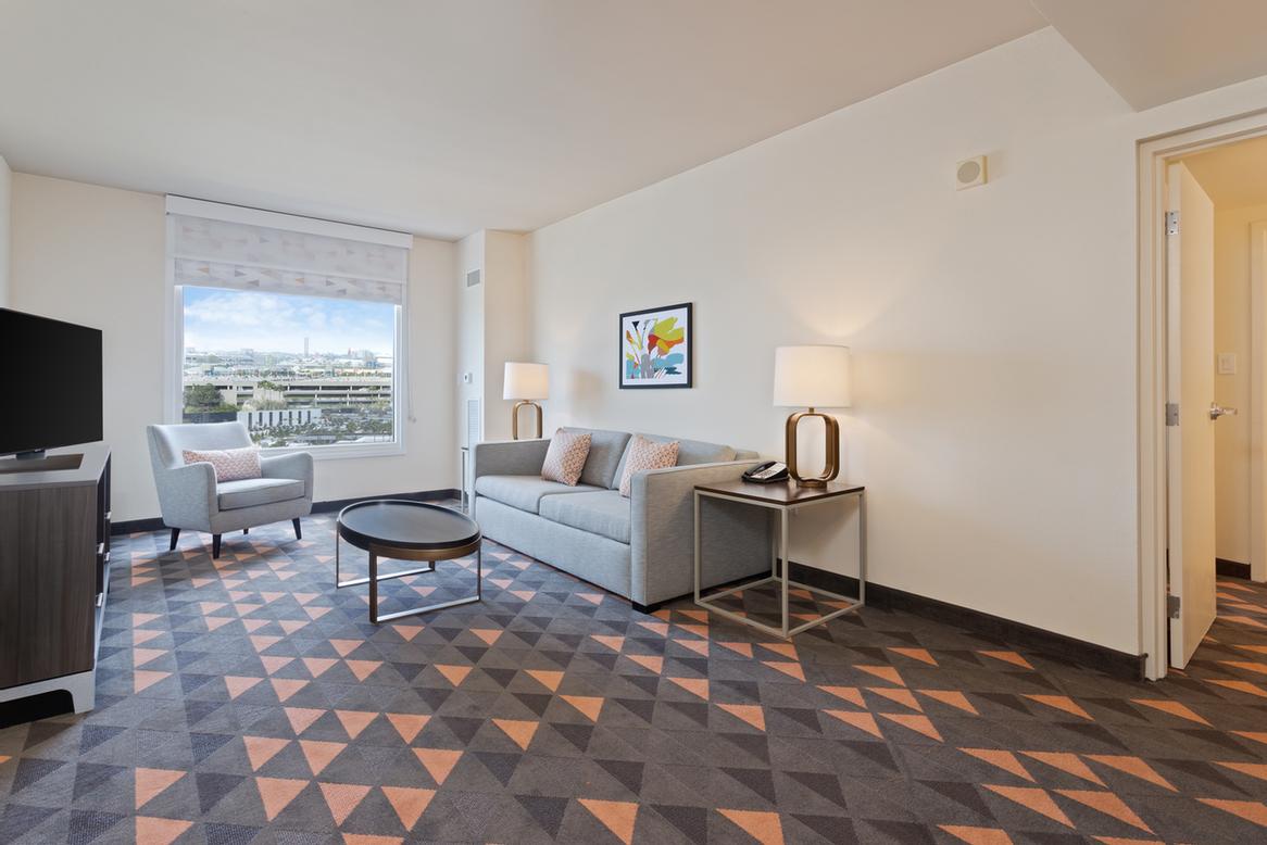 HOLIDAY INN® SUITES ACROSS FROM UNIVERSAL ORLANDO AN IHG HOTEL