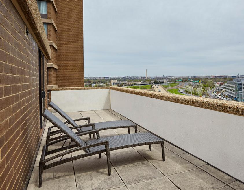 DOUBLETREE BY HILTON® WASHINGTON DC CRYSTAL CITY Arlington VA 300