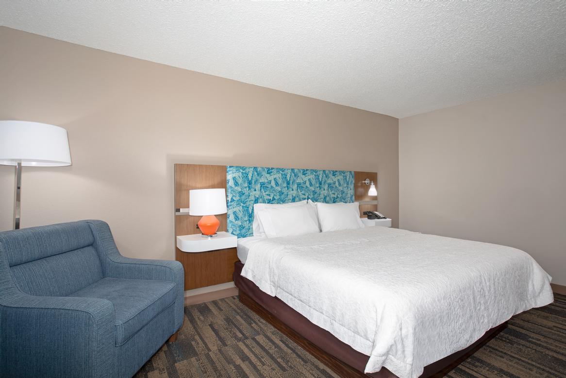 HAMPTON INN® & SUITES KANSAS CITYMERRIAM Merriam KS 7400 West
