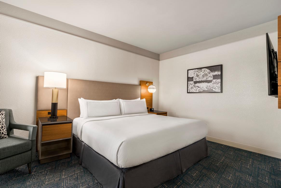 DOUBLETREE BY HILTON® TAMPA ROCKY POINT WATERFRONT Tampa FL 3050
